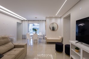 Apartamento básico | Área de estar | Smart TV 32 polegadas com canais digitais