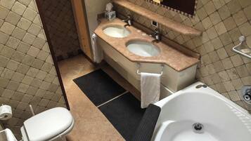 Dusche, Whirlpool, Haartrockner, Bidet