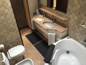 Douche, baignoire à jets, sèche-cheveux, bidet