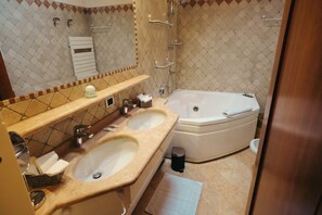 Shower, jetted tub, free toiletries, hair dryer