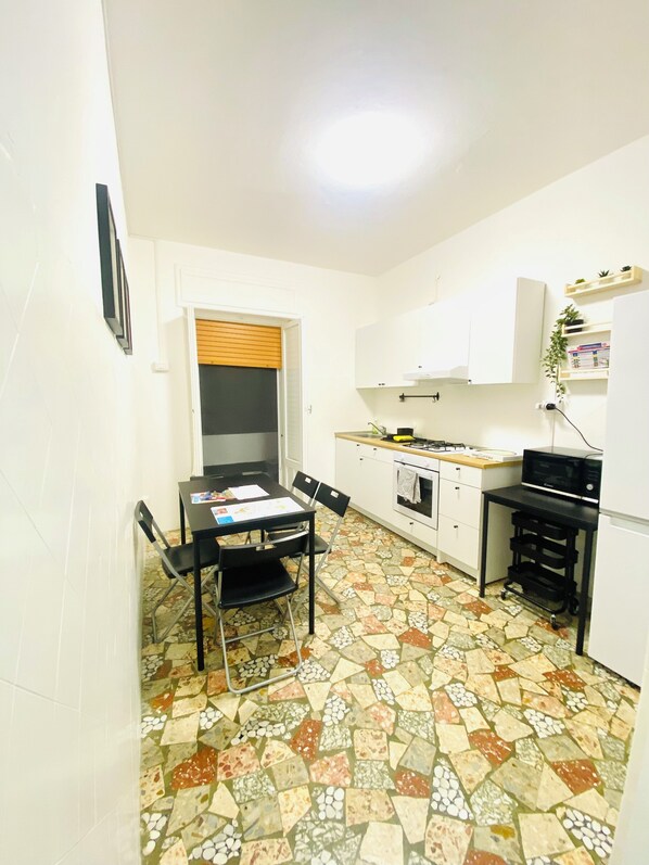 Micro-ondes, four, plaque de cuisson