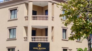 Un bâtiment dont l’entrée est marquée par une enseigne indiquant « VISTA IRACEMA STUDIOS ».