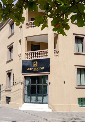 A building with a sign reading 'Visita Iracema Studios' above the entrance. - Hotel Vistta Iracema (Fortaleza)