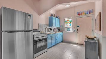 Een koelkast, een magnetron, een oven, een kookplaat