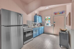 Køleskab, mikrobølgeovn, ovn, kogeplade