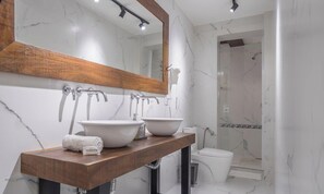 Basic Apartment | Bathroom | Free toiletries - PSN - Apartments Close to Cabecudas Beach (Itajai)