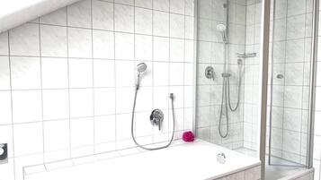 Dusche, Haartrockner, Handtücher