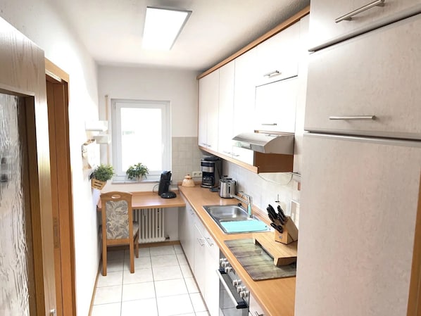 Een koelkast, een magnetron, een oven, een kookplaat