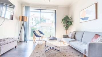 Televisión, chimenea y oficina