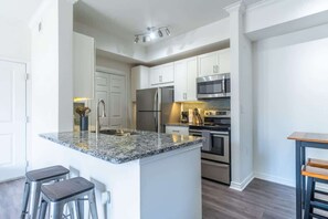 Fridge, microwave, oven, stovetop - Boulevard Stays Comfy King 1BR Pool, Gym & Free Parking 05 (Irving)