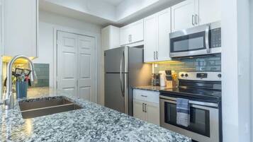 Een koelkast, een magnetron, een oven, een kookplaat