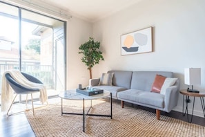 TV, fireplace, offices - Boulevard Stays Comfy King 1BR Pool, Gym & Free Parking 05 (Irving)