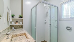 A bathroom with a glass shower enclosure, a granite countertop, a towel rack, and a window with blinds. - Apartamento 70m del mar Cerca de Todo en BC Pol406 (Balneário Camboriú)