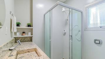 Basic Apartment | Bathroom