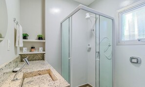 Basic Apartment | Bathroom - Apartamento 70m del mar Cerca de Todo en BC Pol406 (Balneário Camboriú)