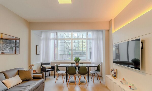 Basic Apartment | Living area | TV - Apartamento 70m del mar Cerca de Todo en BC Pol406 (Balneário Camboriú)