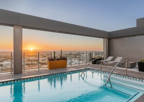 Pool - Boulevard Stays Sleek Studio Pool, Gym, & Zero Parking Fee (Phoenix)