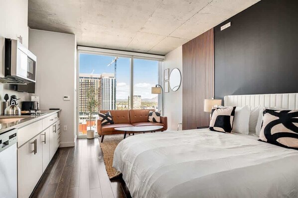 1 bedroom, iron/ironing board, WiFi, bed sheets - Boulevard Stays Sleek Studio Pool, Gym, & Zero Parking Fee (Phoenix)