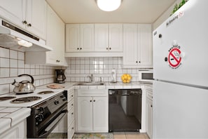 Réfrigérateur, four, plaque de cuisson, cafetière/bouilloire