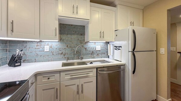 ثلاجة، ميكروويف، فرن، موقد طهي مسطح