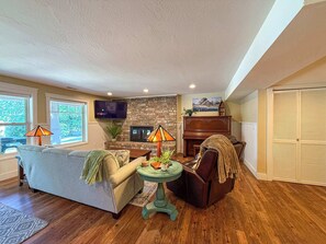 TV, stereo, offices - Sequim Bay Haven The (Sequim)