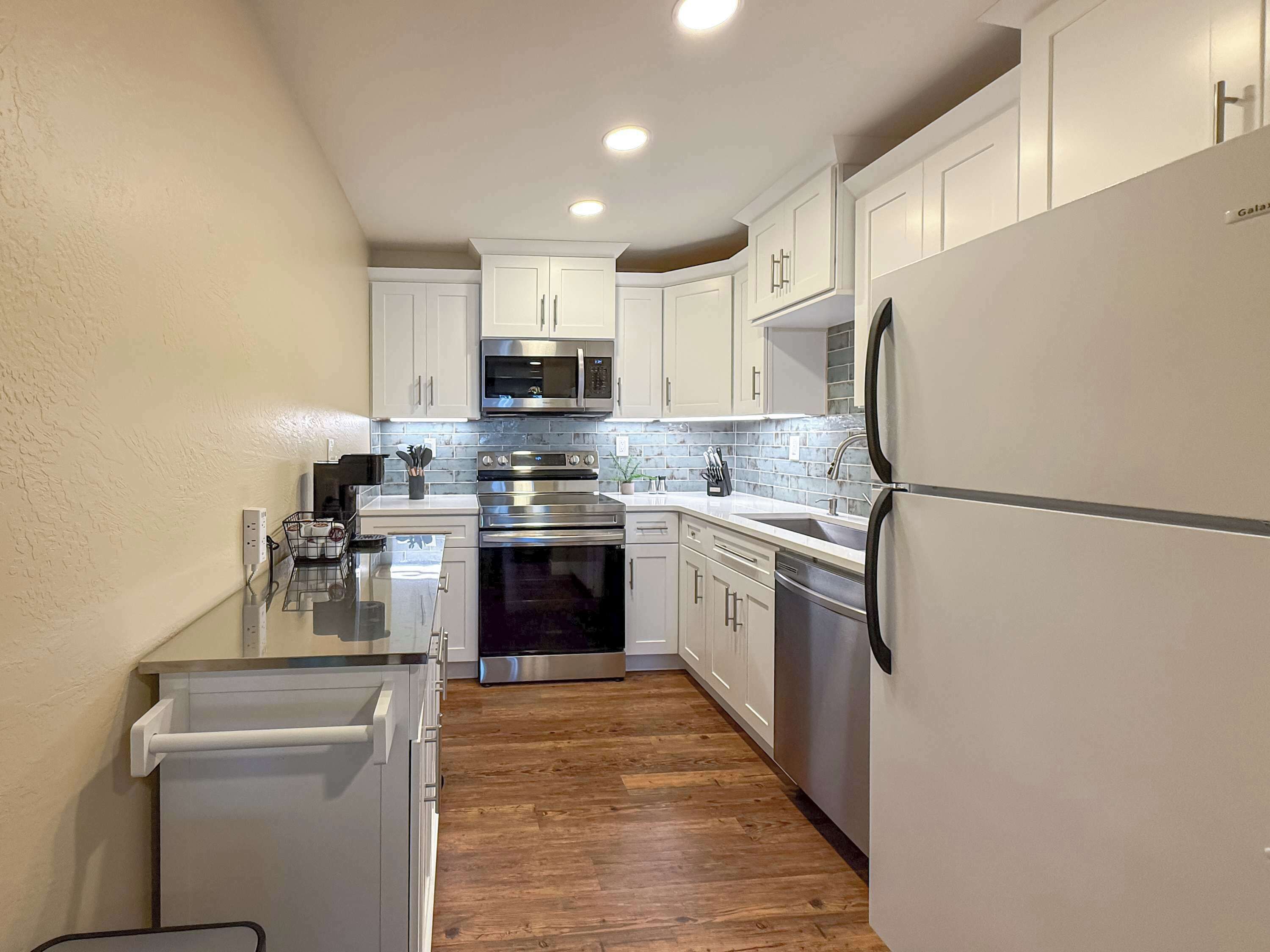 Kühlschrank, Mikrowelle, Ofen, Herdplatte