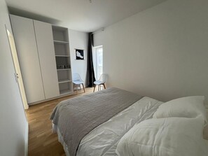 Iron/ironing board, bed sheets, wheelchair access