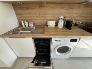 Fridge, oven, stovetop, dishwasher