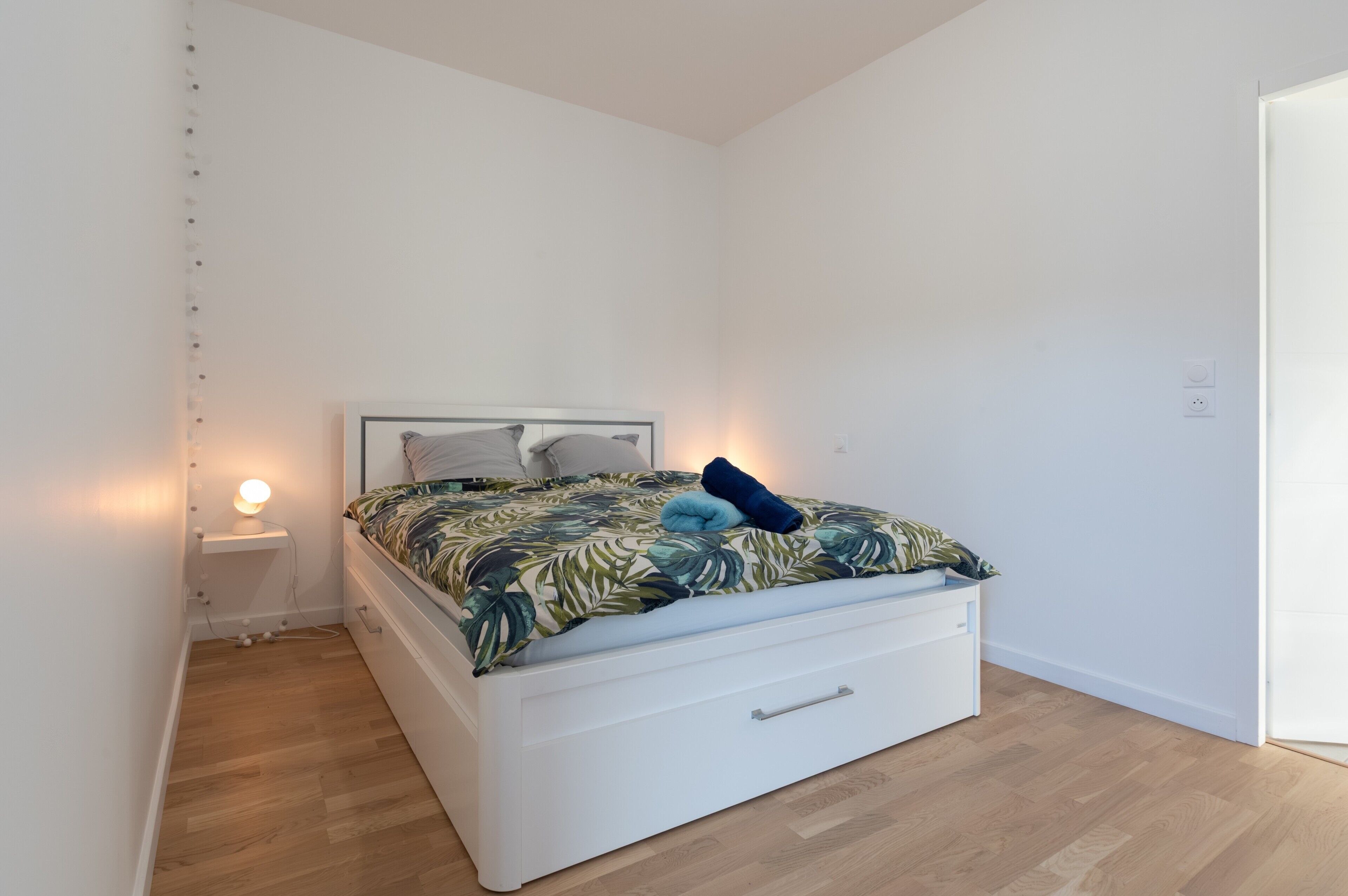 1 chambre, fer et planche à repasser, draps fournis