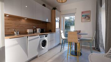 Fridge, oven, stovetop, dishwasher