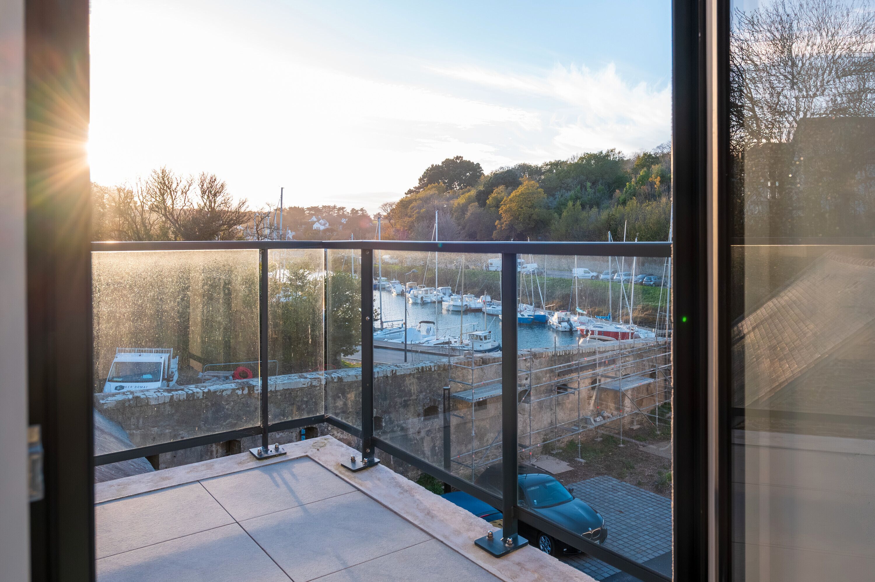 المنشأة من الداخل