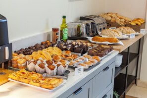 Petit déjeuner buffet (8 EUR par personne)