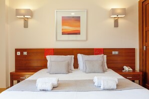 Family Room, Non Smoking, Balcony (Familiar) | In-room safe, desk, iron/ironing board, free WiFi