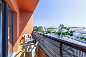 Tweepersoonskamer, balkon (Duplo/twin) | Een kluis op de kamer, een bureau, een strijkplank/strijkijzer