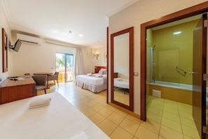 Family Room, Non Smoking, Balcony (Familiar) | In-room safe, desk, iron/ironing board, free WiFi