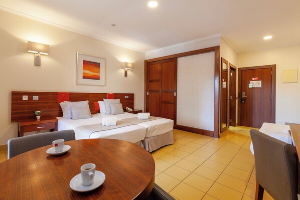 Family Room, Non Smoking, Balcony (Familiar) | In-room safe, desk, iron/ironing board, free WiFi