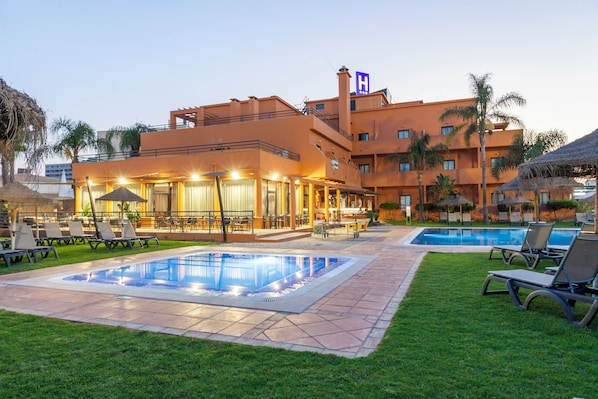 Piscina a l'aire lliure de temporada (horari: 09:00-20:00) i para-sols