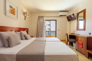 Caja de seguridad en la habitación y escritorio 