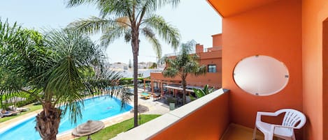 Eenpersoonskamer, balkon (Individual) | Een kluis op de kamer, een bureau, een strijkplank/strijkijzer