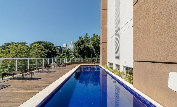 Una piscina al aire libre