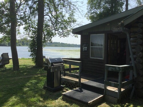 Charming Riverside Cottage Retreat in Historic Merrickville, Ontario