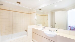 Shower, hair dryer, towels, toilet paper - Perth West End Apartment 406 (Perth)