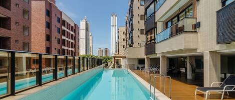 Una piscina al aire libre