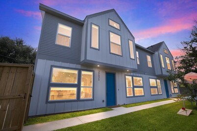 Houston Cozy Retreat 3br 3ba Downtown Views 3 Bedroom Duplex