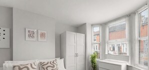 4 slaapkamers, een strijkplank/strijkijzer, reisbedje, wifi