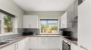 Een koelkast, een microgolfoven, een oven, een kookplaat