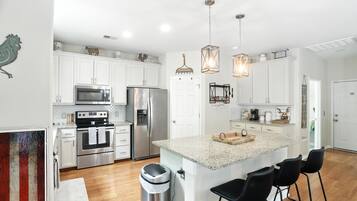 House, 4 Bedrooms | Dapur peribadi | Peti sejuk, ketuhar, pembancuh kopi/teh, pembakar roti