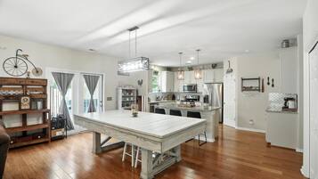 House, 4 Bedrooms | Private kitchen | Fridge, oven, coffee/tea maker, toaster