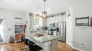 Casa, 4 habitaciones | Cocina privada | Refrigerador, horno, cafetera y tetera y tostadora