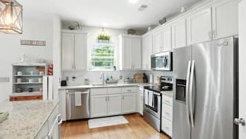 House, 4 Bedrooms | Private kitchen | Fridge, oven, coffee/tea maker, toaster